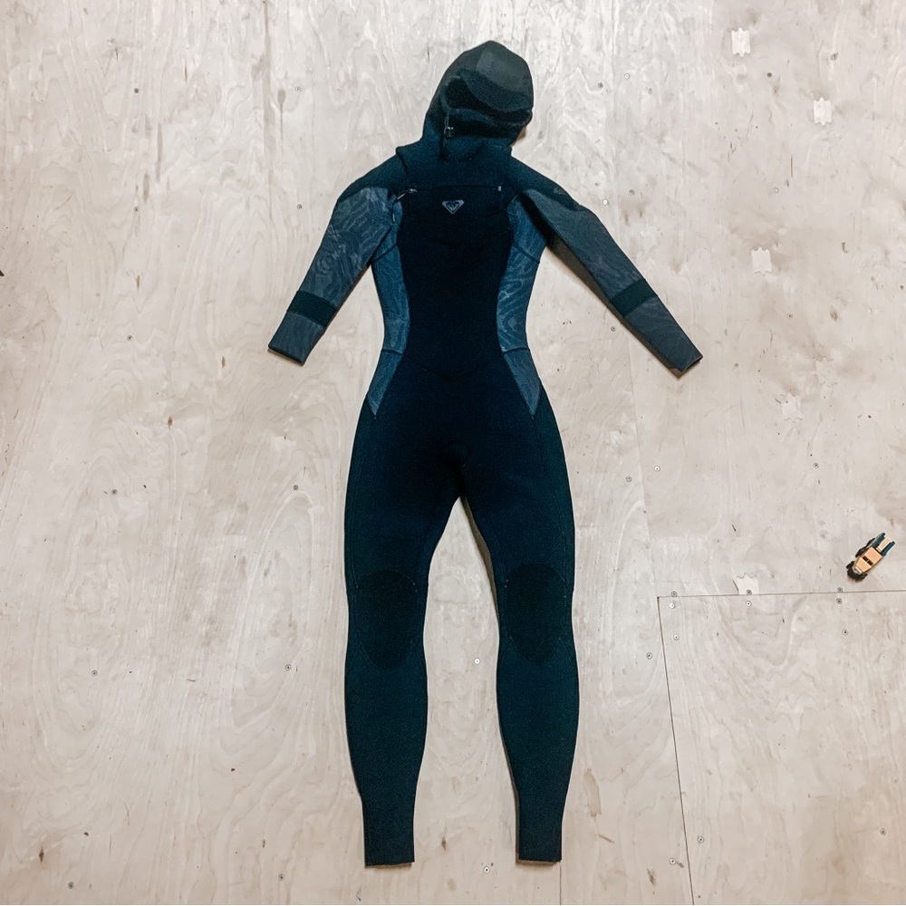 Roxy 543mm Chest Zip Wetsuit with Hood size 4